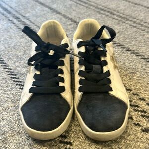 Cute sneakers in great condition. Super comfortable. 💙